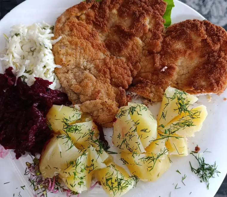 Kotlet schabowy z ziemniakami z koperkiem i surówkami
