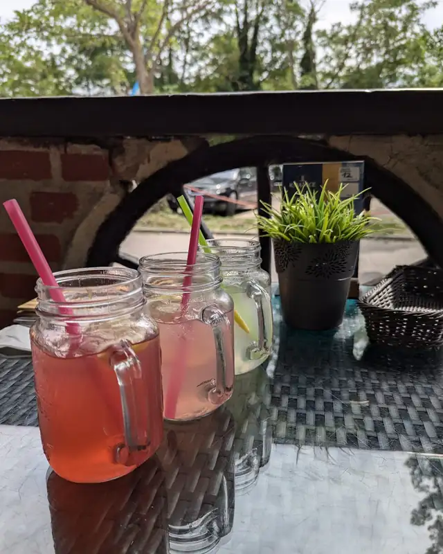Lemoniady w słoikach na stoliku w ogródku