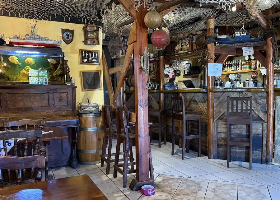 Bar z akwarium, beczkami i morskimi pamiątkami