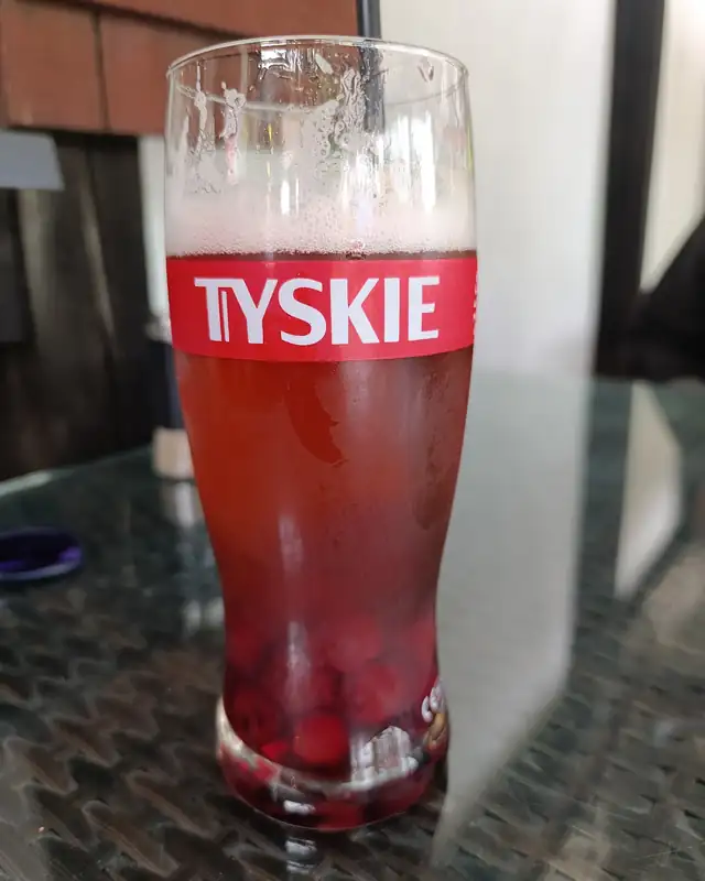 Piwo z wiśniami w wysokiej szklance